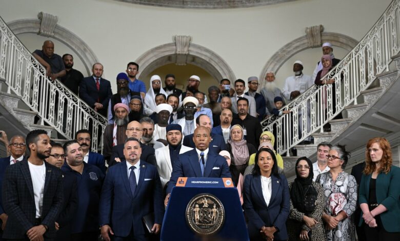 Le maire de New York Eric Adams en conférence de presse devant des dignitaires religieux.