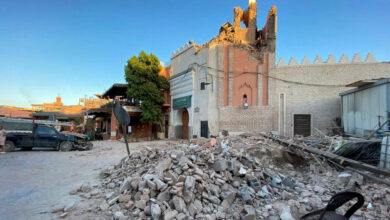 Une vue montre des dégâts dans une ancienne mosquée de la ville historique de Marrakech, à la suite d’un puissant tremblement de terre au Maroc.