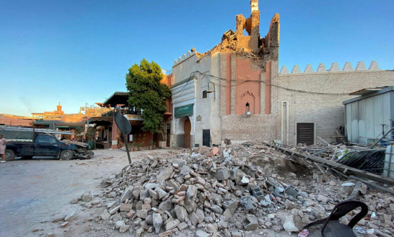 Une vue montre des dégâts dans une ancienne mosquée de la ville historique de Marrakech, à la suite d’un puissant tremblement de terre au Maroc.